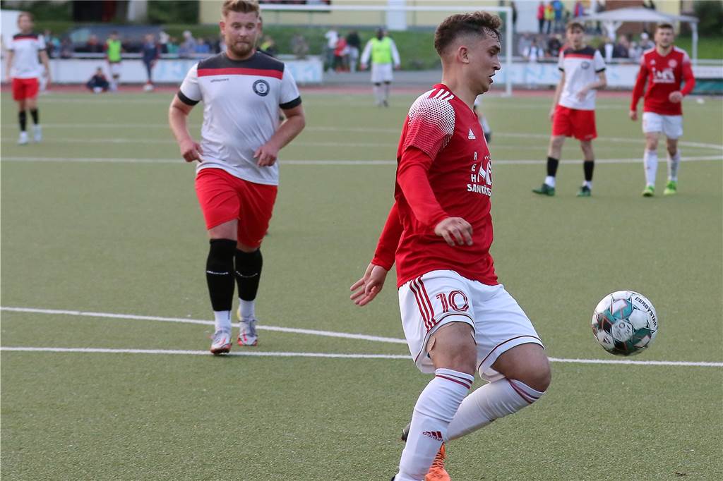 Paul Helfer ist aus der DDR geflüchtet: Spielte beim VfL Bochum und ist jetzt Dortmunder Coach Paul Helfer traut Anil Can Mert (r.) mehr zu als die Bezirksliga.