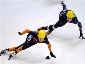 Paul Herrmann (l) ist nun der schnellste deutsche Shorttracker über 1000-Meter. Foto: Thomas Eisenhuth