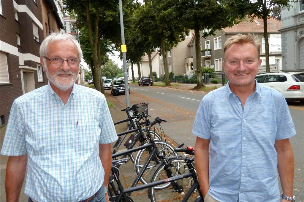 Fahrrad-Club: Auch ohne Wender müssen Radwege in Haltern besser werden Paul Hochmann (r.) und Arno Huesmann von der ADFC Ortsgruppe Haltern plädieren dafür, dass die Radweglösungen an der Recklinghäuser Straße aus dem Maßnahmenkatalog der Stadt Haltern umgesetzt werden.