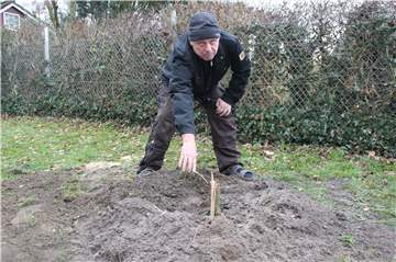 Paul Jahnke an der Stelle, an der der frisch gepflanzte Baum stand.