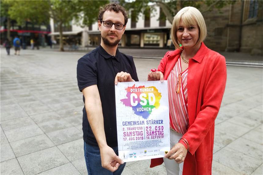 Trans*-Menschen kennenlernen: Trans*CSD ist der erste seiner Art - nun zum zweiten Mal Paul Klammer (Slado e.V.) und Natasha Zimmermann (Transbekannt e.V.) zeigen, wo am Samstag der Trans*CSD stattfinden wird.