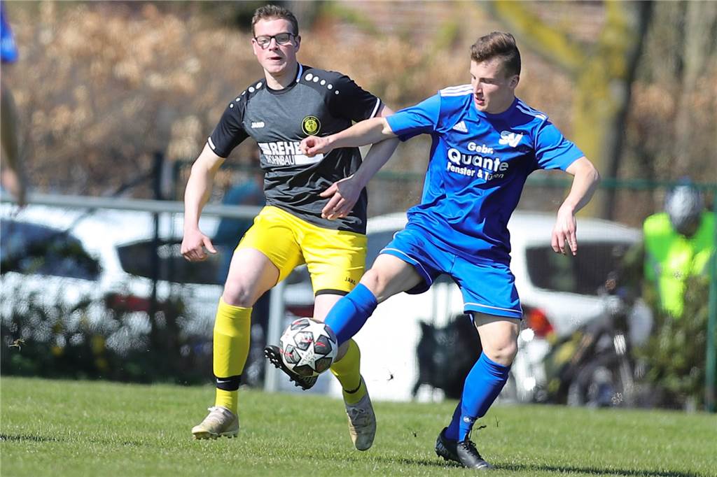 Mit dem ersten Saisontor zum Derbyheld beim SV Südkirchen: „Freue mich auf überragende Woche“ Paul König (r.) freut sich nach dem Derbysieg auf eine überragende Woche.