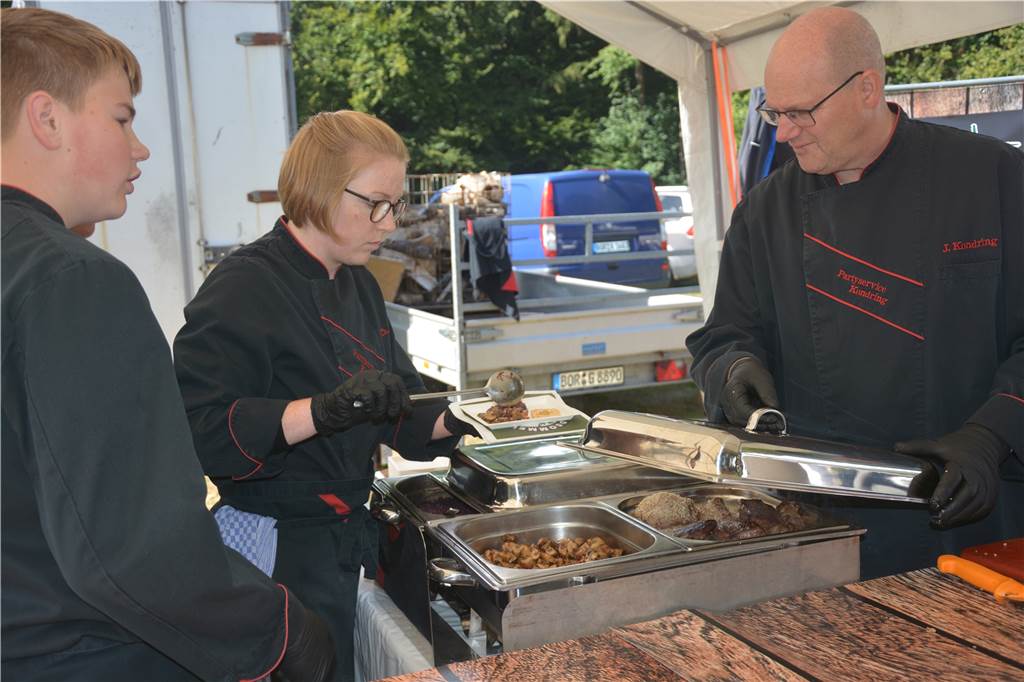 Heiße Premiere für Familie Kondring beim Alstätter Barbeque-Festival Paul Kondring (v.l.), Anne Gesenhues und Paul Nijland beim Anrichten eines Teriyaki-Rehs.