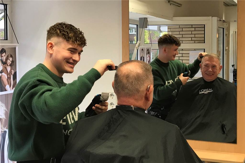Friseurfamilie Kopp in Olfen: Die vierte Generation ist bereit Paul Kopp hier zu sehen mit seinem Opa Theodor Aloysius.