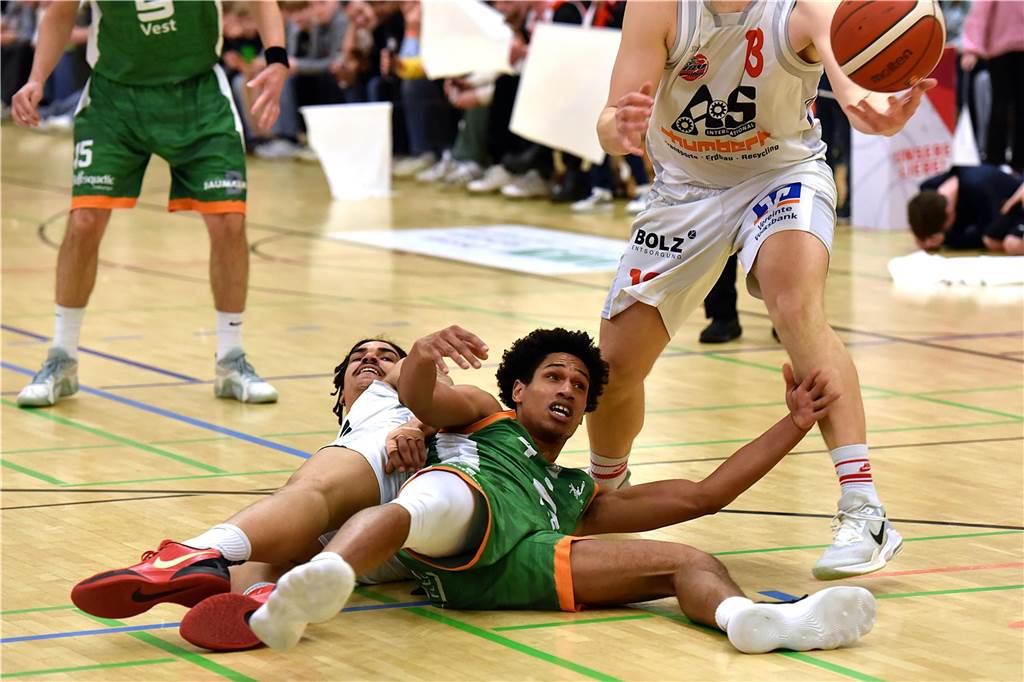 BG Dorsten rutscht auf einen Abstiegsplatz: Lunguanas Verletzung ist der Knackpunkt Paul Lunguana versucht, liegend an den Ball zu gelangen