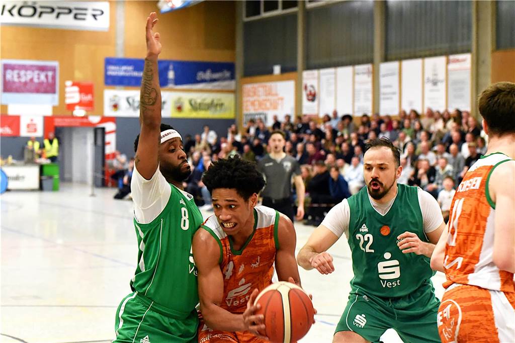 Bryant Allen verteidigt gegen Paul Lunguana