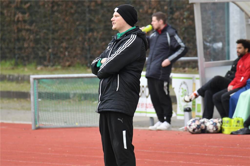Westfalia Wethmar ist chancenlos beim FC Roj Paul Mantei steht an der Seitenlinie.