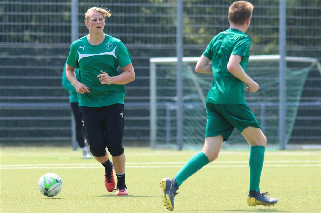 Paul Mantei spielt wieder über 90 Minuten: „Zuschauen ist nicht unbedingt was für mich“ Paul Mantei (l.) nahm zunächst im Training wieder Kontakt mit dem Ball auf.
