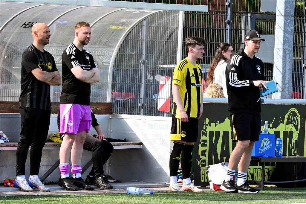 Paul Mantei steht neben einem seiner Spieler bei der Einwechslung