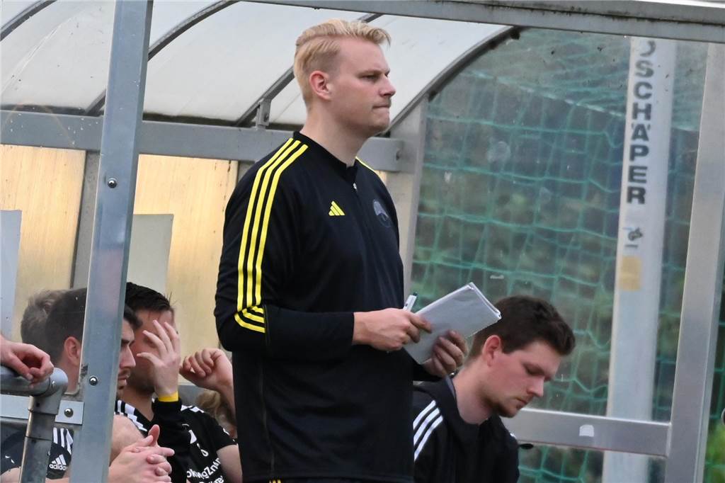 Steffen Köhn soll den SuS Kaiserau auf Kurs bringen: „Ein nach Hause kommen“ Paul Mantei am Spielfeldrand.