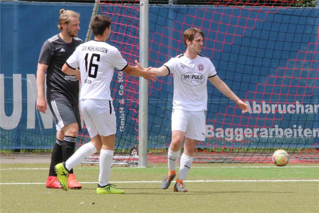 TuS Hemmerde ringt müden Mühlhausenern ein Remis ab: Spielertrainer trifft in der Schlussphase Paul Matti Stegemann (r.) hatte den SSV Mühlhausen zwischenzeitlich mit 2:0 in Front geschossen.