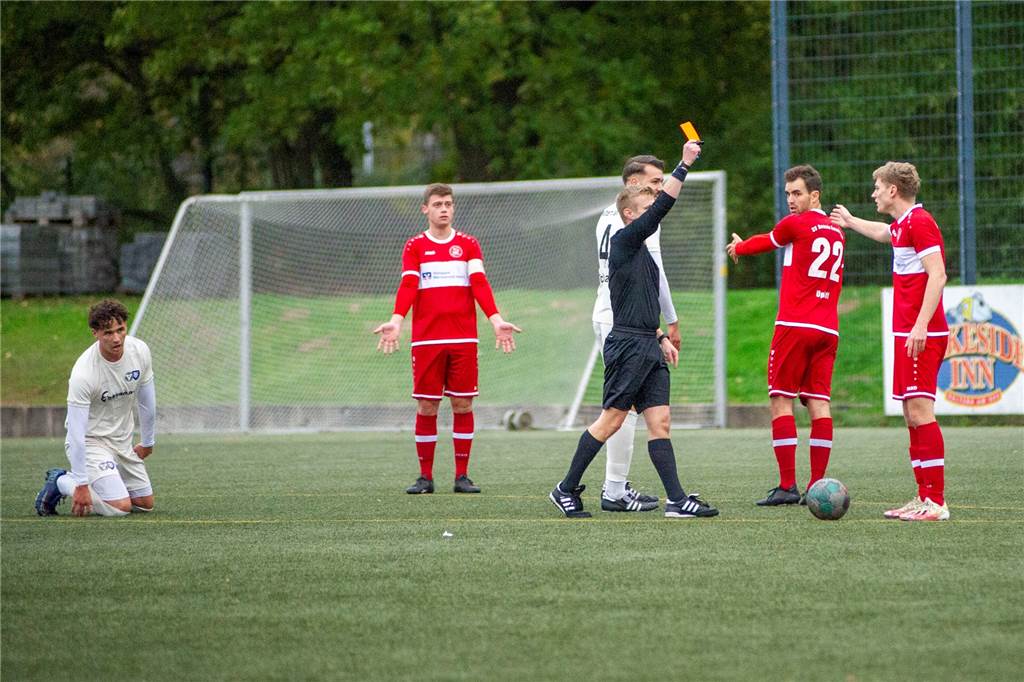 TuS Haltern macht es gegen Emsdetten unnötig spannend Paul Quibeldey (r.) sieht acht Minuten nach seiner Einwechslung Rot, nachdem er Marcio De-Oliveira-Costa (l.) als letzter Mann festgehalten hatte.