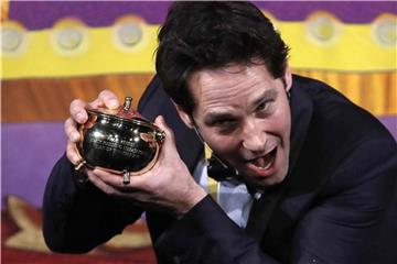 Paul Rudd ist für die Theatergruppe der Universität Harvard der „Mann des Jahres“ und wird deshalb mit dem „Hasty Pudding“-Award ausgezeichnet. Foto: Charles Krupa/AP