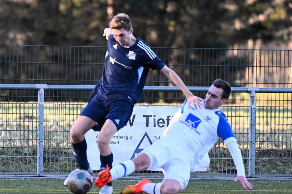 TuS Sythen hat im Duell der Tabellenelften das Sagen: SG Titania/RWE geht nach dem 2:4 unter Paul Schott (l.) erzielte einen Treffer für die Gastgeber.
