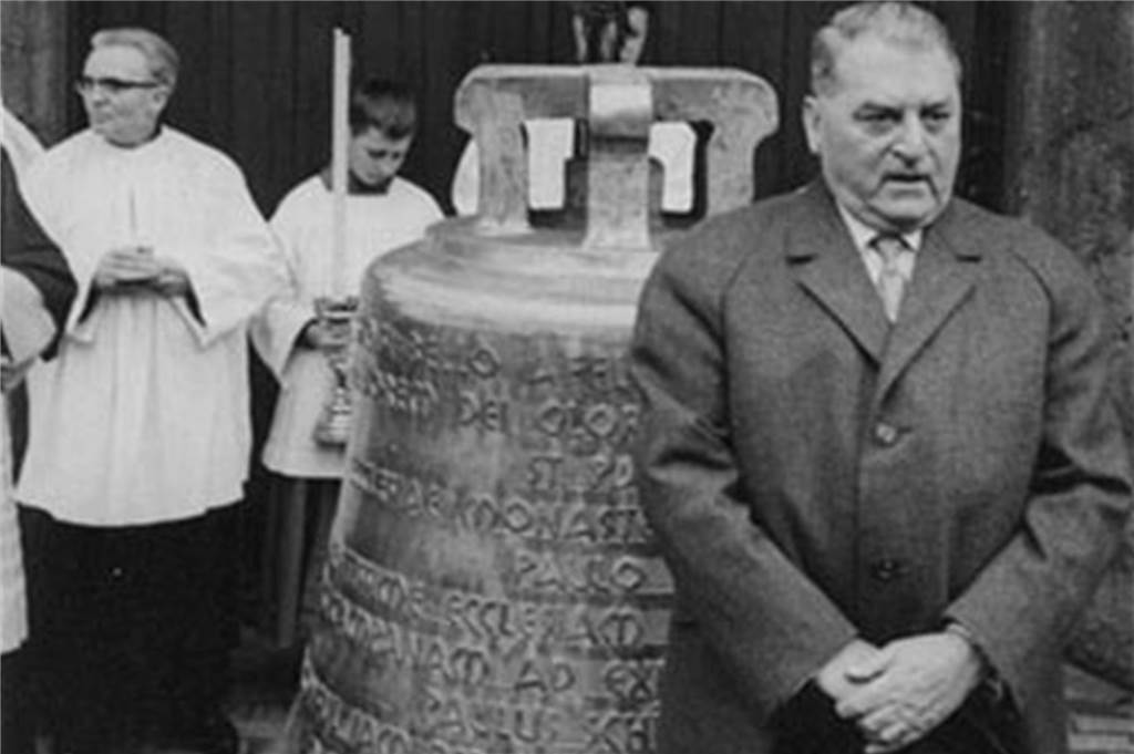 Sohn gibt Unterlagen von Ehrenbürger Paul Schürholz ans Stadtarchiv Paul Schürholz 1963 stiftete der St.-Agatha-Kirche am Dorstener Marktplatz die Paulus-Glocke.