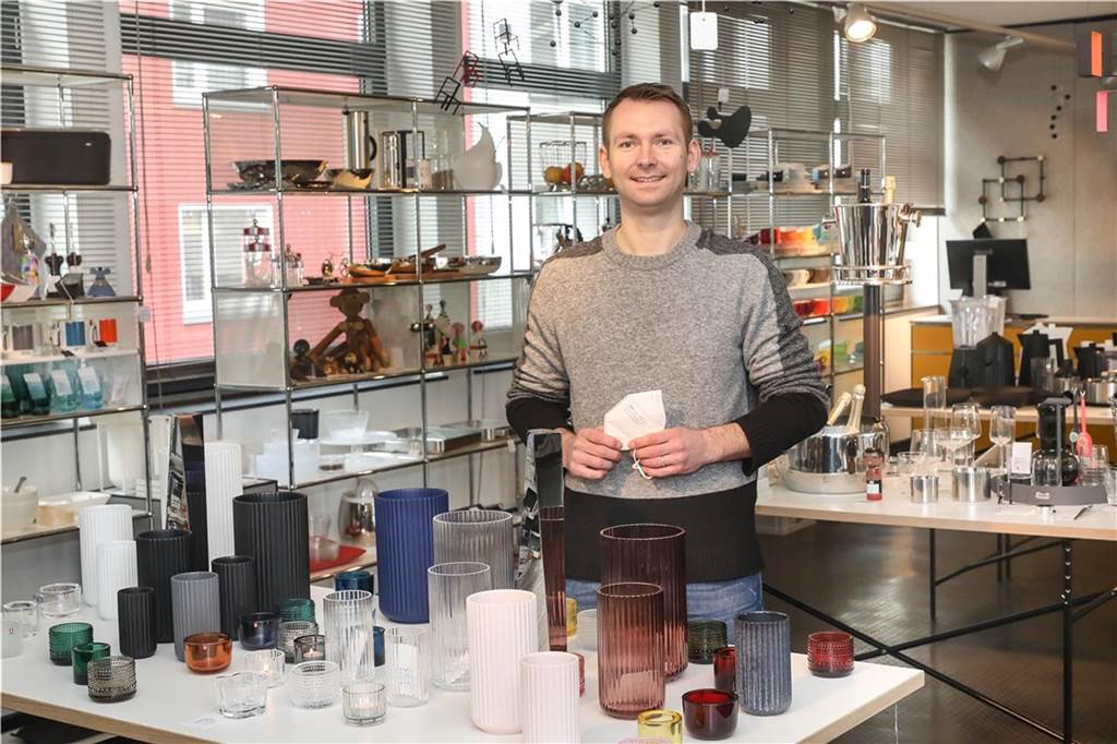 City-Händler freuen sich auf Shopping-Sonntag mit Weihnachtsmarkt Paul Spielhoff, Inhaber des Einrichtungshauses Wim Gelhard an der Schliepstraße in Dortmund, öffnet am Sonntag - wie schon am 6. November - wieder sein Geschäft. „Obwohl die Passantenfrequenz in den Seitenstraßen nicht so hoch ist wie auf dem Westenhellweg, ist sie doch höher als sonst“, sagt er.