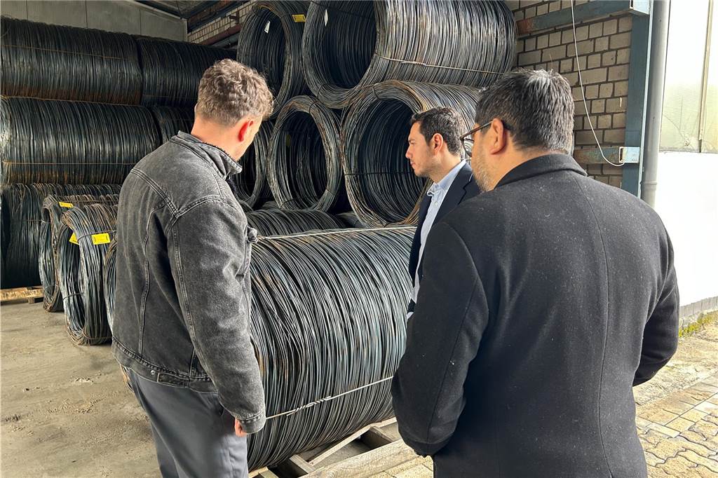 Dorstener Drahtwerke knüpfen neue Verbindung nach Mexiko Paul Tüshaus führt seine Gäste durch die Produktion der Dorstener Drahtwerke.