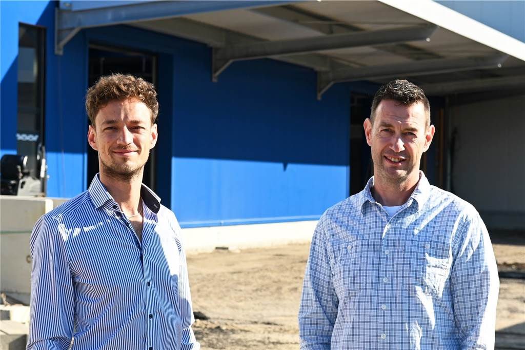Dorstener Drahtwerke investieren Millionen in die Expansion (mit Video) Paul Tüshaus (l.) und Betriebsleiter Oliver Hoffmann freuen sich über die Expansion des Dorstener Familienunternehmens in Marl. Geschäftsführer Rüdiger Tüshaus war beim Fototermin auf Geschäftsreise im Ausland.