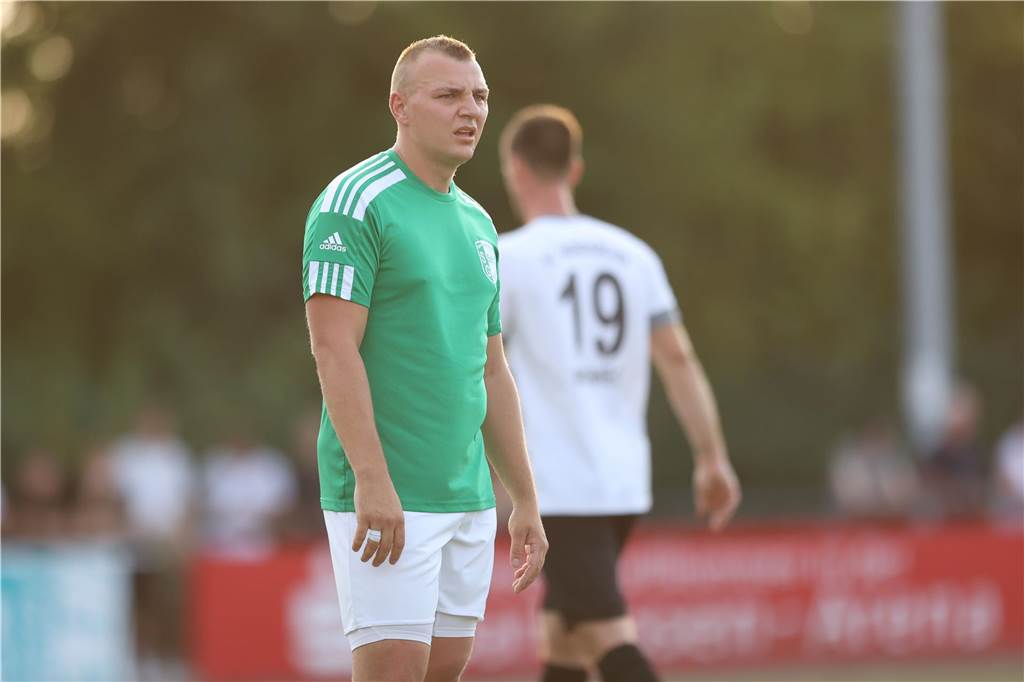 Ulrich-Brüder wechseln von der SG Selm zum SV Südkirchen Paul Ulrich steht auf dem Spielfeld.
