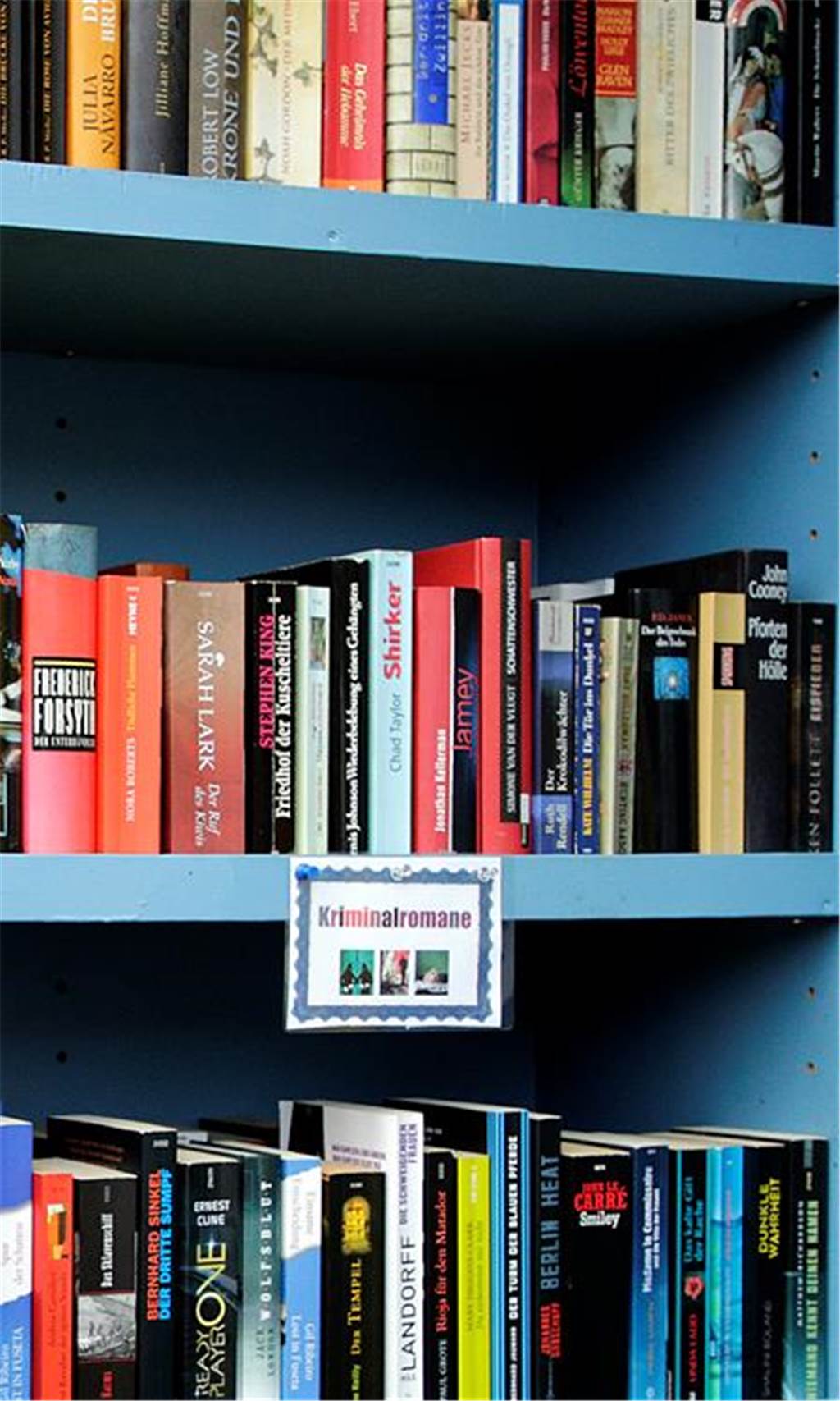 Paul Weidekamps Bücherschrank wird zum Mini-Kulturtreff Paul Weidekamp hat den Bücherschrank geordnet wie eine kleine Bibliothek.