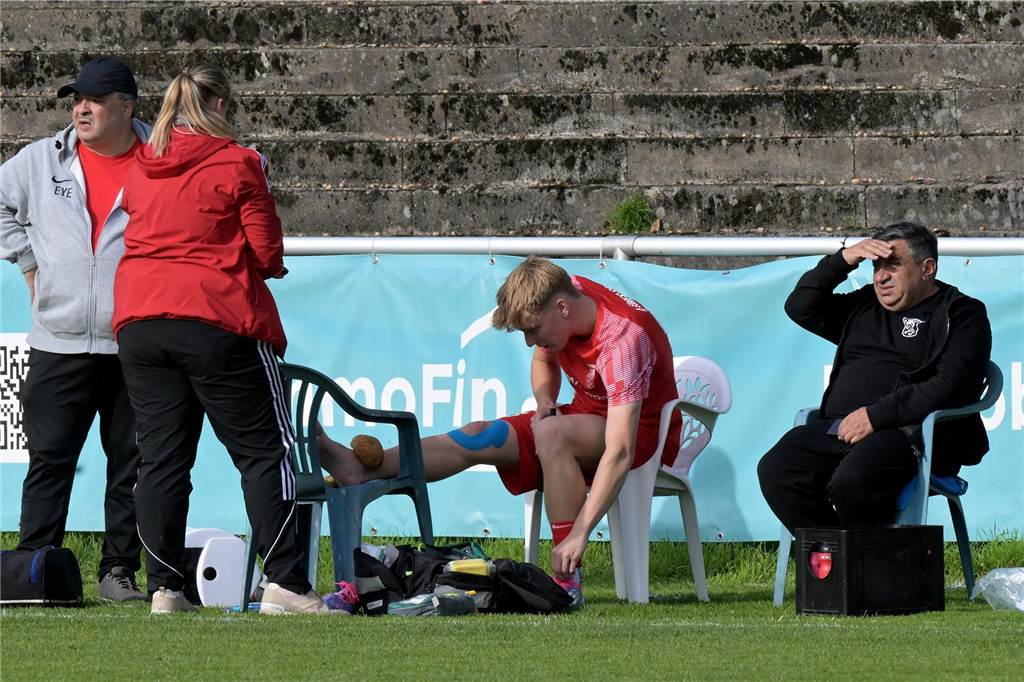 Nächster Offensivspieler im Lazarett des Lüner SV: Kein Einsatz mehr in der Hinrunde Paul Wiemer legt seinen Fuß hoch und kühlt.