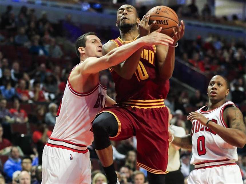 Chicago Bulls verlieren Vorbereitungsspiel gegen Charlotte Paul Zipser (l) bekommt weiterhin Einsatzzeit in der Preseason. Foto: Tannen Maury