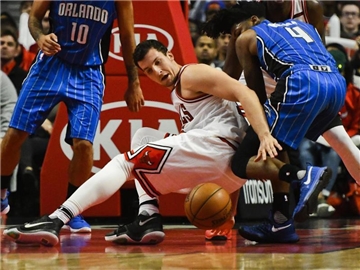 Paul Zipser (l) von den Chicago Bulls hing sich gegen Orlando Magic voll rein. Foto: Matt Marton