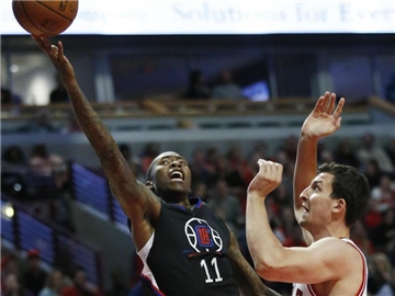Paul Zipser (r) kommt gegen Jamal Crawford zu spät. Foto: Nam Y. Huh