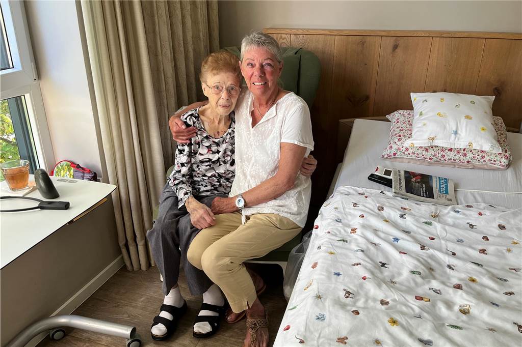 Paula Eisenblätter (99) blickt im Hospiz auf ihr Leben zurück Paula Eisenblätter und ihre Tochter Inge Reinert sitzen zusammen in einem grünen Sessel.
