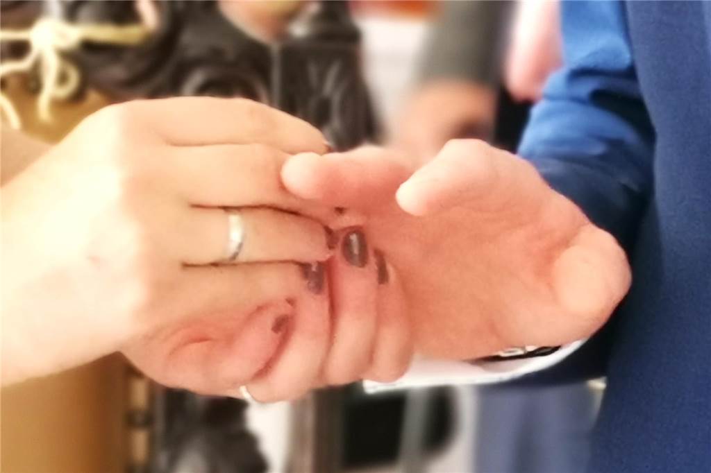 Hochzeit im Herzen von Dorsten: Paula und Benedikt gaben sich Ja-Wort Paula steckt Benedikt den Ring an den Finger.