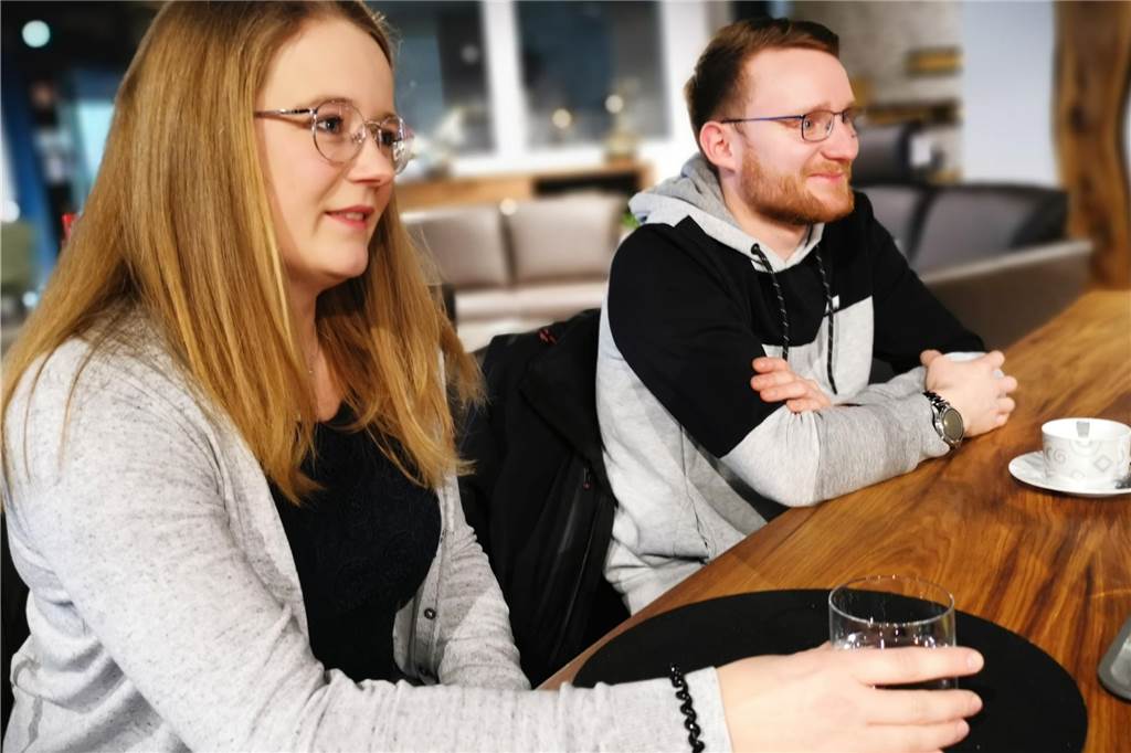 Smart und clever eingerichtet: Wohnkomfort für ein gemütliches Zuhause Paula und Benedikt trinken zunächst eine Kleinigkeit, bevor sie die Ausstellung im Wohncentrum Wulfen erkunden.