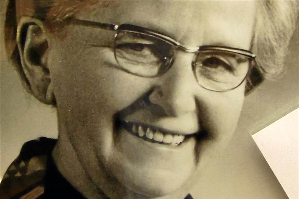 Paula Wilken (1910-1988) war eine plattdeutsch schreibende Heimatdichterin. Die gebürtige Aschebergerin erhielt 1987 das Bundesverdienstkreuz, nach ihr ist in Südkirchen die Paula-Wilken-Straße benannt.