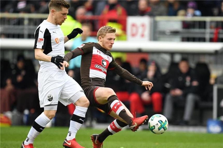 St. Pauli verpasst Befreiungsschlag: 1:1 gegen Sandhausen Pauli-Akteur Mats Möller Daehli (r) kommt vor Sandhausens Denis Linsmayer an den Ball. Foto: Daniel Reinhardt