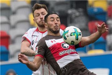 Pauli-Angreifer Aziz Bouhaddouz (vorne)schirmt den Ball vor Düsseldorfs Adam Bdzek ab. Foto: Bernd Thissen