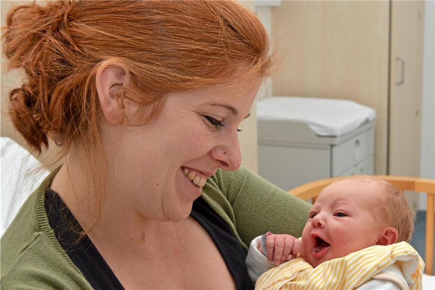 Eine Geburt vor und eine nach dem Feuerwerk Pauline Isabella, das Neujahrsbaby.