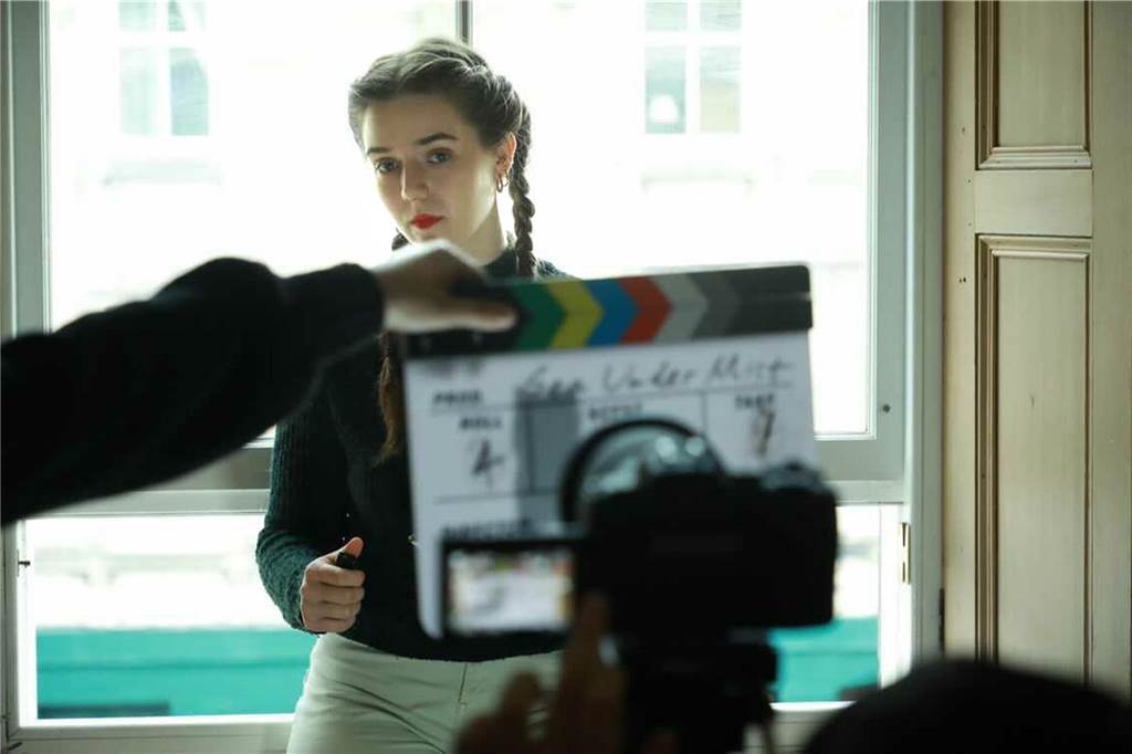 England, Italien und Frankreich: Pauline Kappmeyer tourt international Pauline Kappmeyer am Set für den Kurzfilm "Sea under Mist".