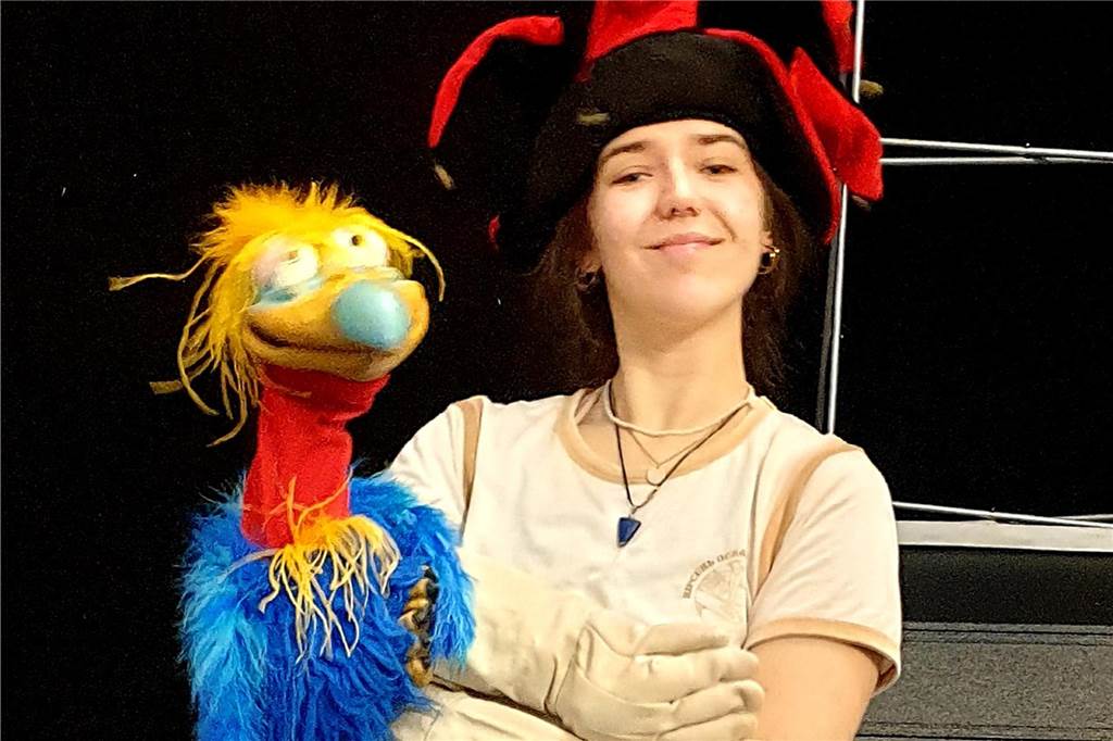 England, Italien und Frankreich: Pauline Kappmeyer tourt international Pauline Kappmeyer und Puppe Bertie aus der Kindertheaterproduktion "Hello hello hello" für Italien.