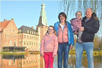 Pauline, Mareen, Antonia und Michael Borgs (v.l.) leben gern in Raesfeld, wo Schloss und Tiergarten ein idyllisches Ensemble bilden.