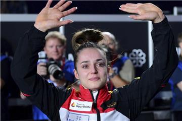 Pauline Schäfer hat nach ihrer Goldmedaille am Schwebebalken Freudentränen in den Augen. Foto: Paul Chiasson