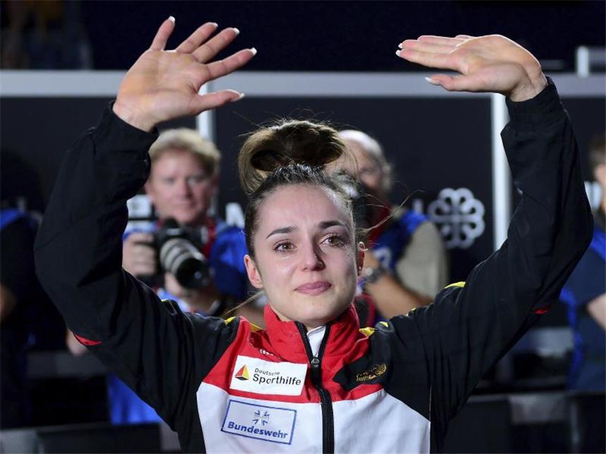 Schäfer holt überraschend WM-Gold - Tabea Alt gewinnt Bronze Pauline Schäfer hat nach ihrer Goldmedaille am Schwebebalken Freudentränen in den Augen. Foto: Paul Chiasson