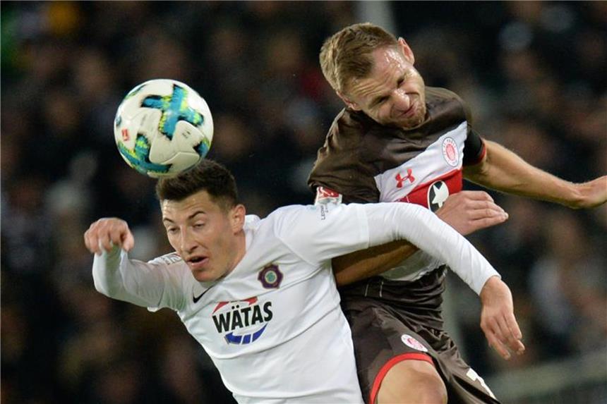 St. Pauli spielt gegen Erzgebirge Aue 1:1 Paulis Bernd Nehrig (r) und Aues Mario Kvesic kämpfen um den Ball. Foto: Daniel Reinhardt