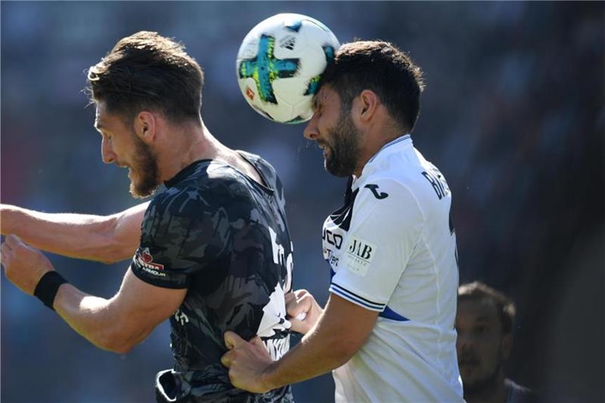 Arminia Bielefeld verlängert Vertrag mit Stephan Salger Paulis Dimitrios Diamantakos (l) und Bielefelds Stephan Salger kämpfen um den Ball. Foto: Daniel Reinhardt