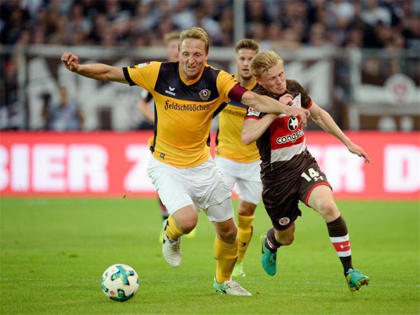 Kein Sieger bei St. Pauli gegen Dynamo Dresden Paulis Mats Möller Daehli (r) und Dresdens Marco Hartmann kämpfen um den Ball. Foto: Daniel Reinhardt