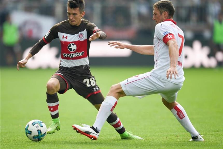 Fortuna Düsseldorf wieder an der Zweitliga-Spitze Paulis Waldemar Sobota (l) versucht den Düsseldorfer Oliver Fink zu umkurven. Foto: Axel Heimken
