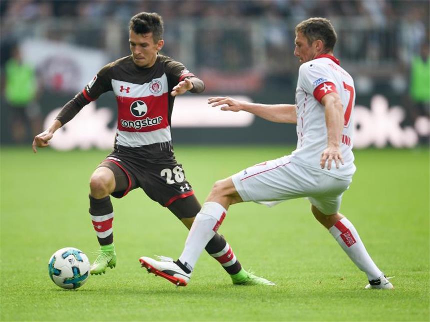 Fortuna Düsseldorf wieder an der Zweitliga-Spitze Paulis Waldemar Sobota (l) versucht den Düsseldorfer Oliver Fink zu umkurven. Foto: Axel Heimken