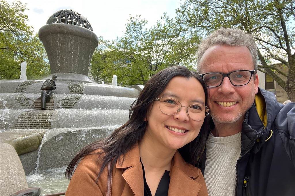 Fernbeziehung mit 50: Acht Tipps, damit es dieses Mal funktioniert Pause am Europa-Brunnen: Ein Stadtbummel gehört immer dazu, wenn meine Frau mich besucht.