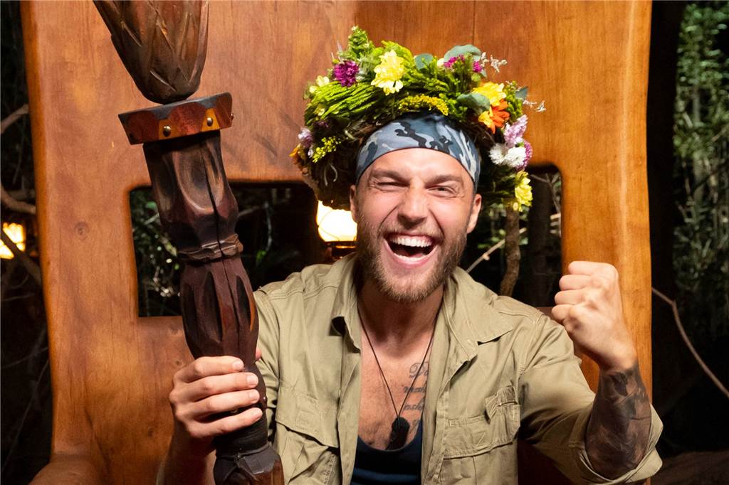 Dschungelcamp 2023: RTL gibt Starttermin bekannt : An diesem Datum beginnt die Show Der "Dschungelkönig" Filip Pavlovic sitzt auf seinem Thron.
