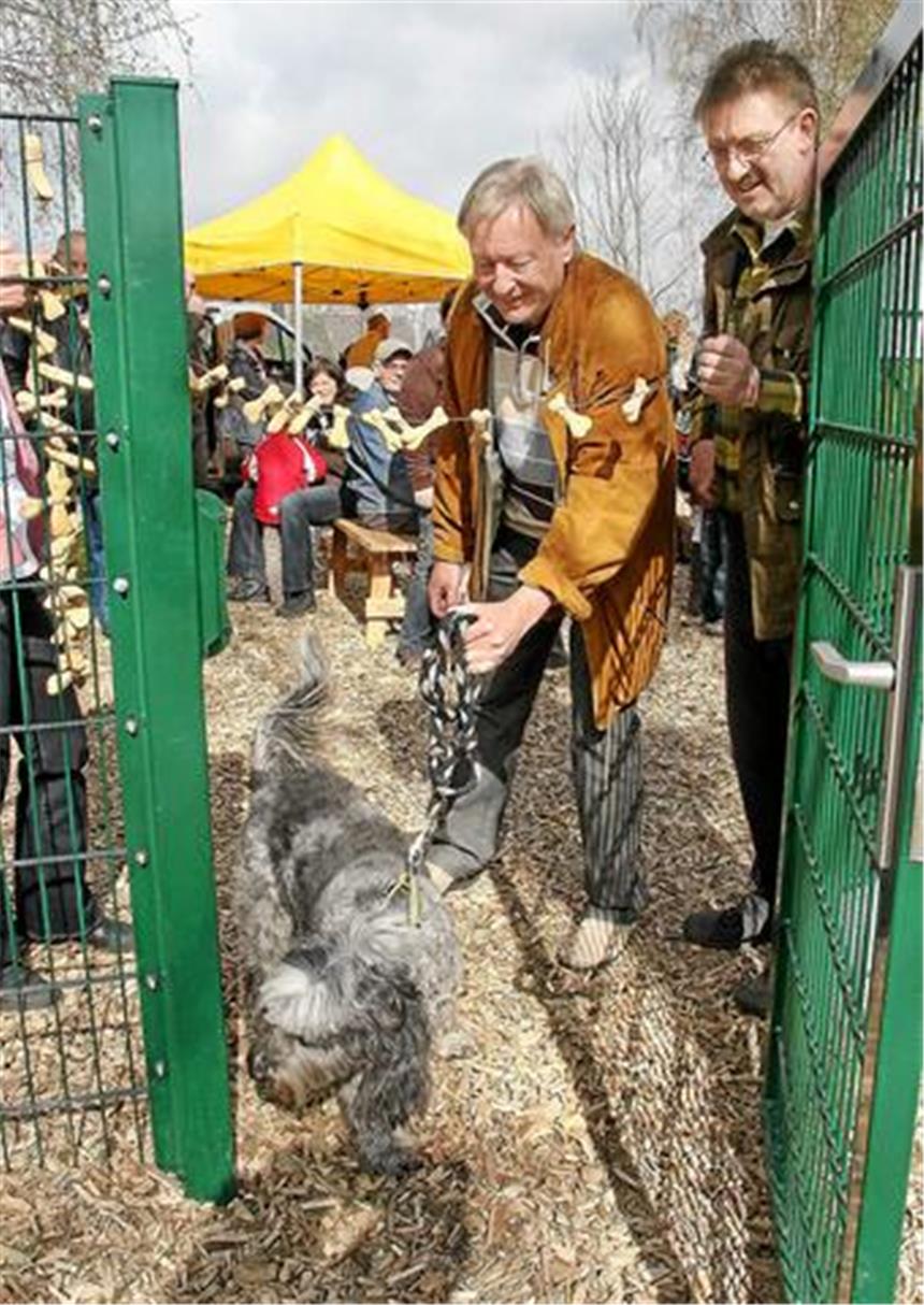 Premiere für die Hundewiese <p>Beisenherz mit Hündin Maja und Wolfgang Limberg. <p></p></p>