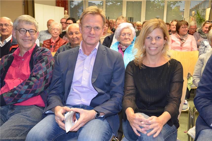 Abendsprechstunde: „Die Krankheit Diabetes ist heute kein Todesurteil mehr“ PD Dr. Christoph Elsing (M.), Chefarzt der Inneren Medizin am St.-Elisabeth-Krankenhaus, sowie Diabetesberaterin Sandra Weß (r,) gestalteteten die Abendsprechststunde.