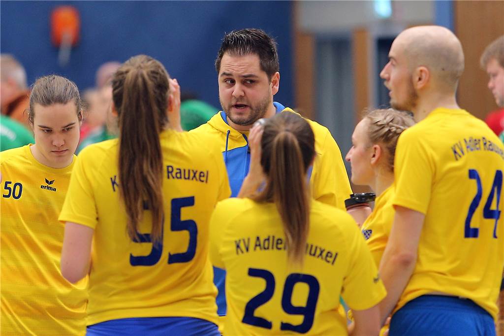 Sportjahr 2020: Vor Corona nerven Sabine und Yulia in den ersten drei Monaten Pech für den KV Adler Rauxel mit Trainer Patrick Fernow (Mitte): Einen Spieltag, bevor Rauxel den Titelgewinn hätte perfekt machen können, wurde die Korfball-Saison in der Regionalliga abgebrochen.